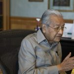 Payung Besar Tun M: Setelah Ribut, Kini Menjual Tempat Berteduh