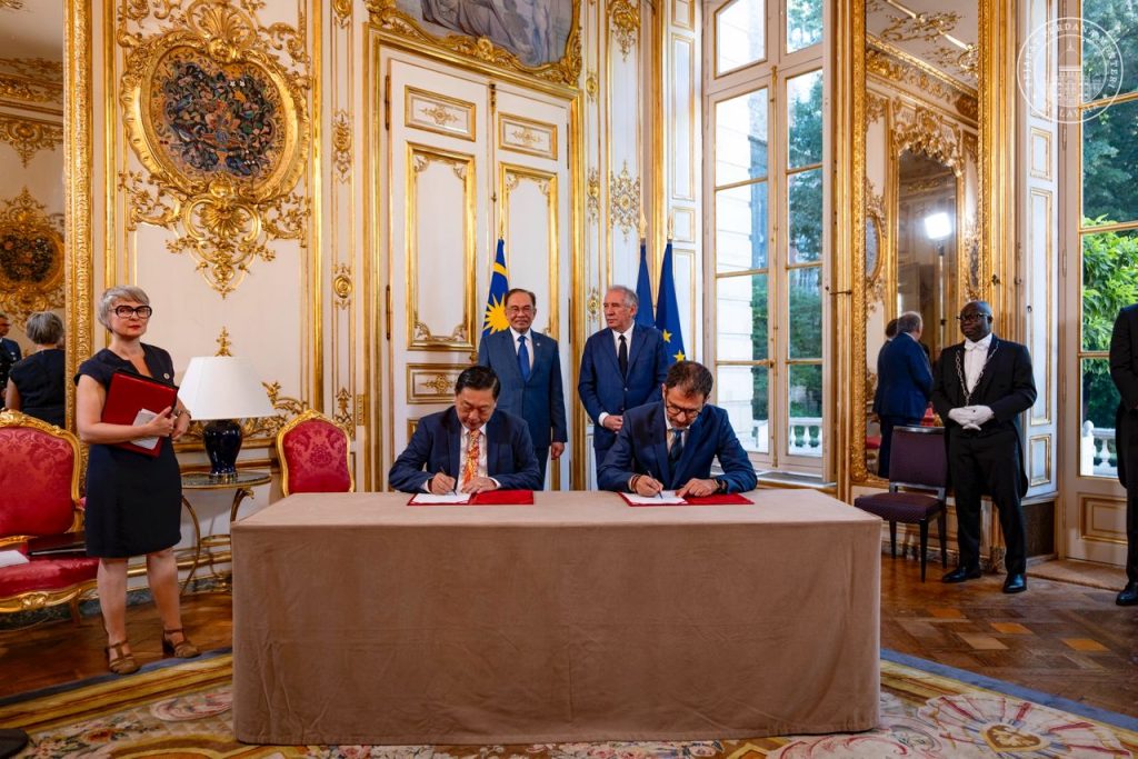 Anwar, Bayrou saksikan 3 dokumen antara Malaysia-Perancis