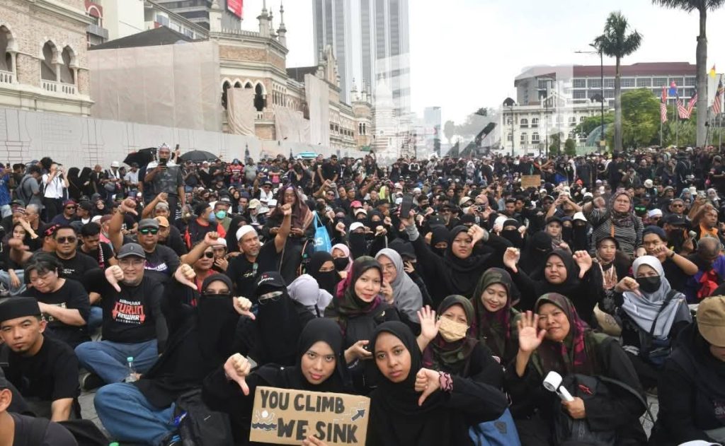 Turun Anwar, siapa yang mendapat laba?