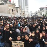 Turun Anwar, siapa yang mendapat laba?