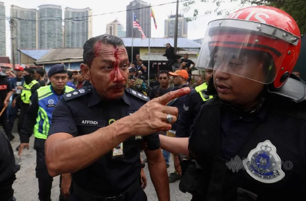 Perbuatan keji, mesti dikecam kerana serang polis – Anwar