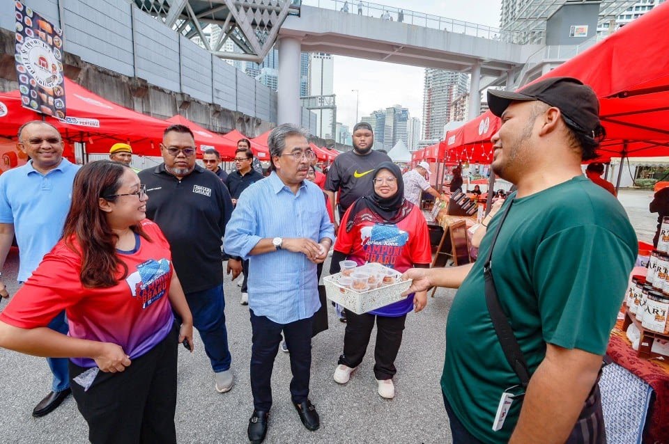 Siapkan kediaman penduduk Kg Sungai Baru ikut tempoh – Johari