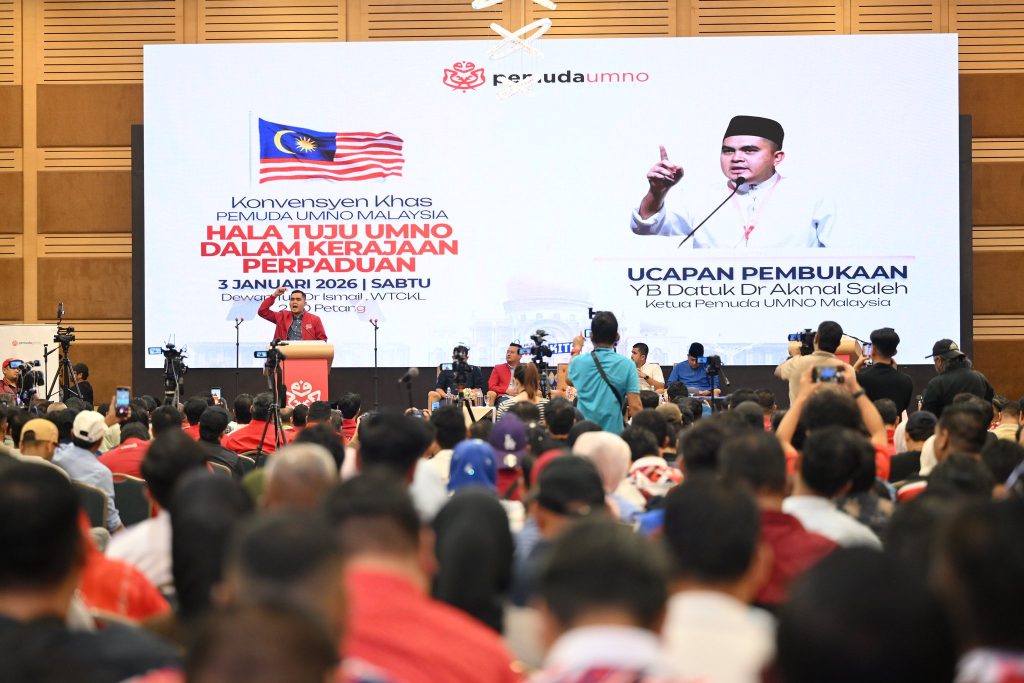 Azalina pertikai ‘survey’ Pemuda UMNO keluar kerajaan