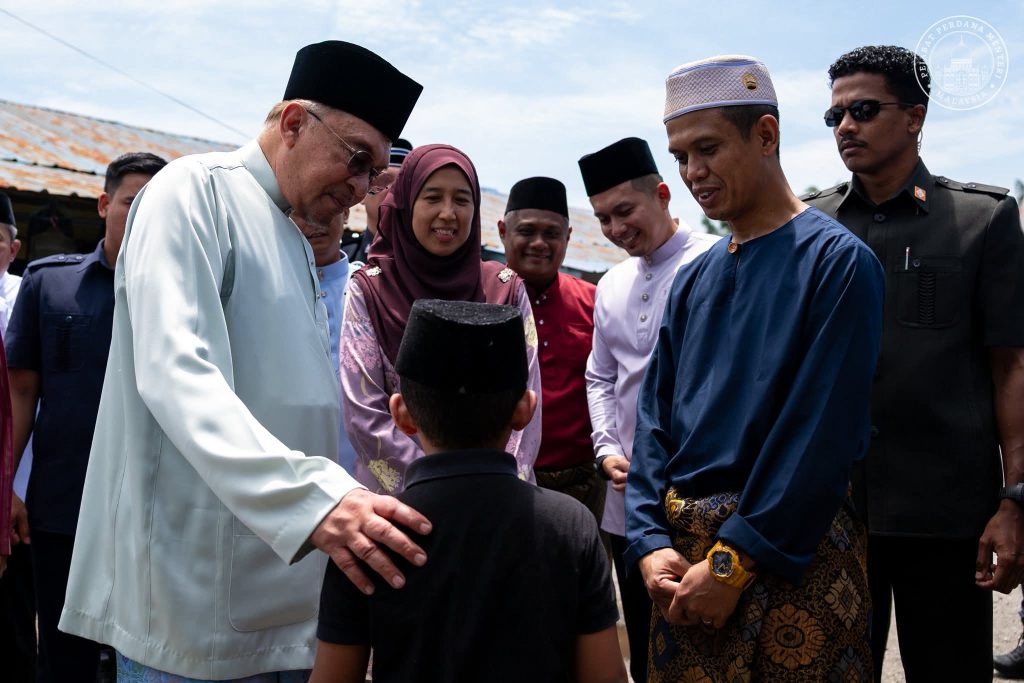 Anwar ziarah 2 keluarga mangsa kebakaran di Banting