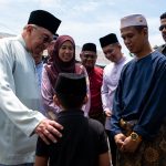 Anwar ziarah 2 keluarga mangsa kebakaran di Banting