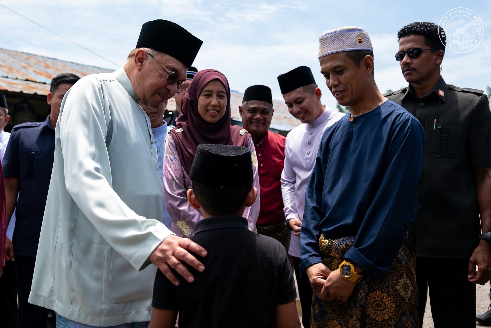 Anwar ziarah 2 keluarga mangsa kebakaran di Banting – Hello Malaysia News