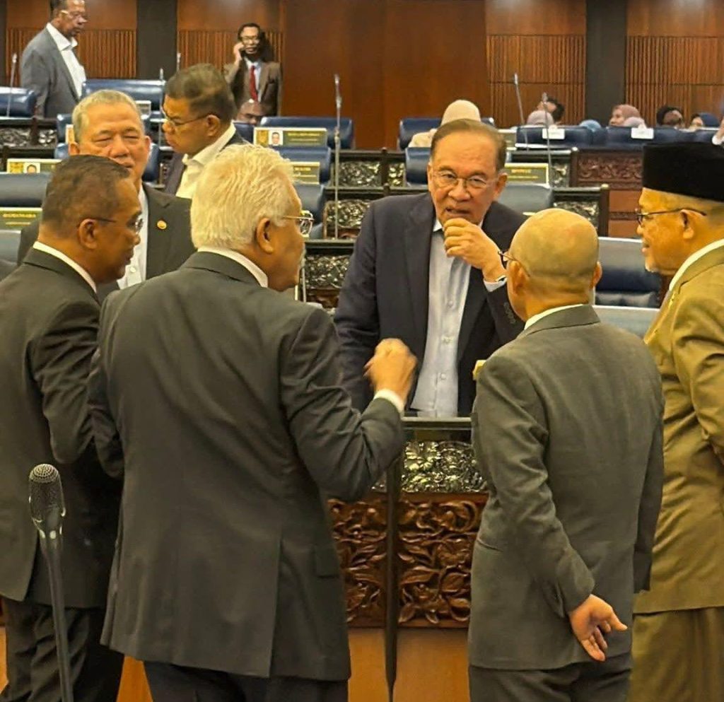 Antara prinsip dan tembolok politik, yang mana lebih penting?