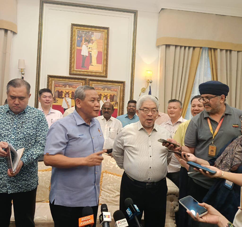 Aminuddin terus terajui Negeri Sembilan dengan kerajaan minoriti