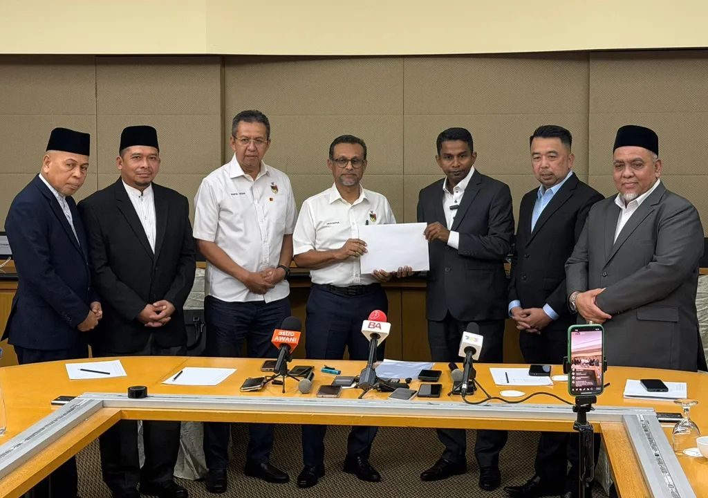 Belum Panas Kerusi, Sudah Sibuk Ukur Tingkap Pejabat