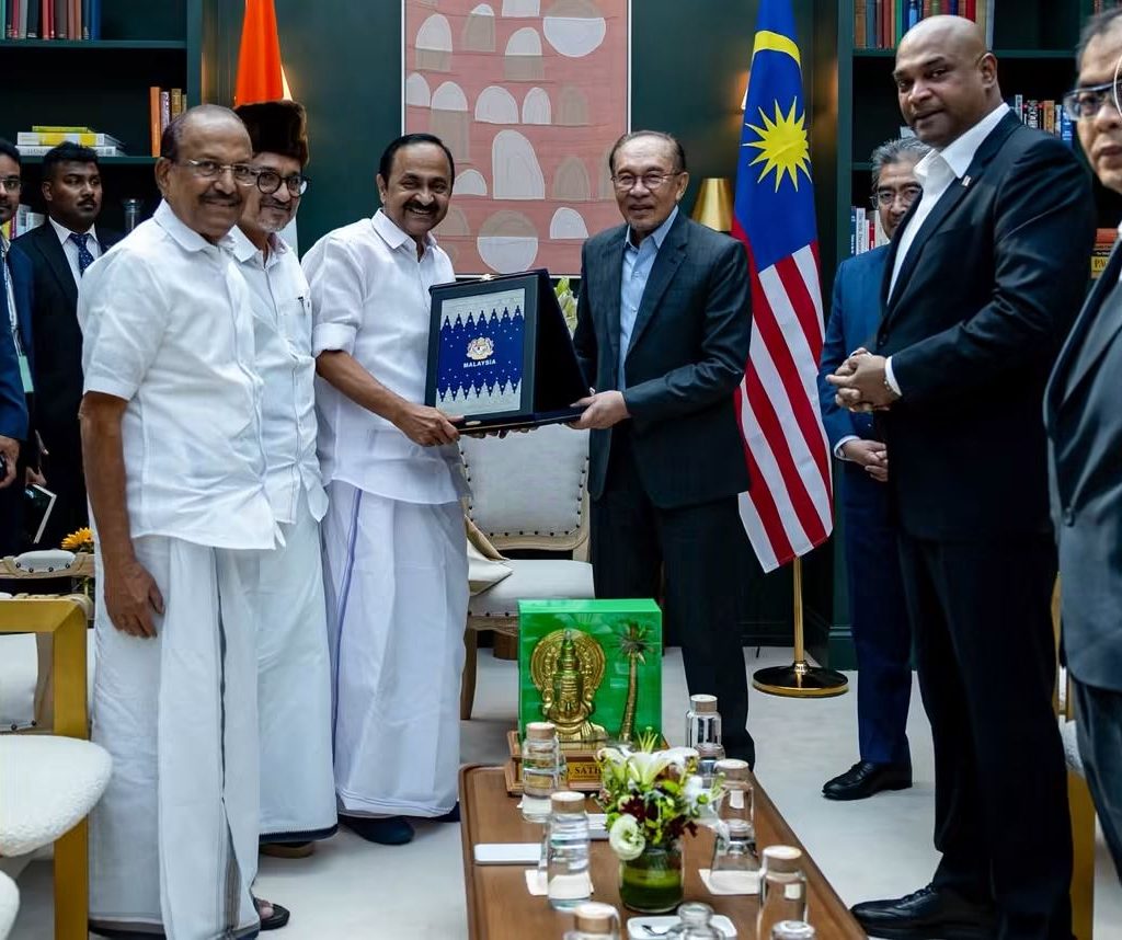 Anwar pelawa Ketua Menteri Kerala lawat Malaysia